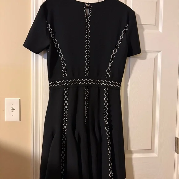 Alexander McQueen Black Dress with White Detailing - Picture 3 of 5